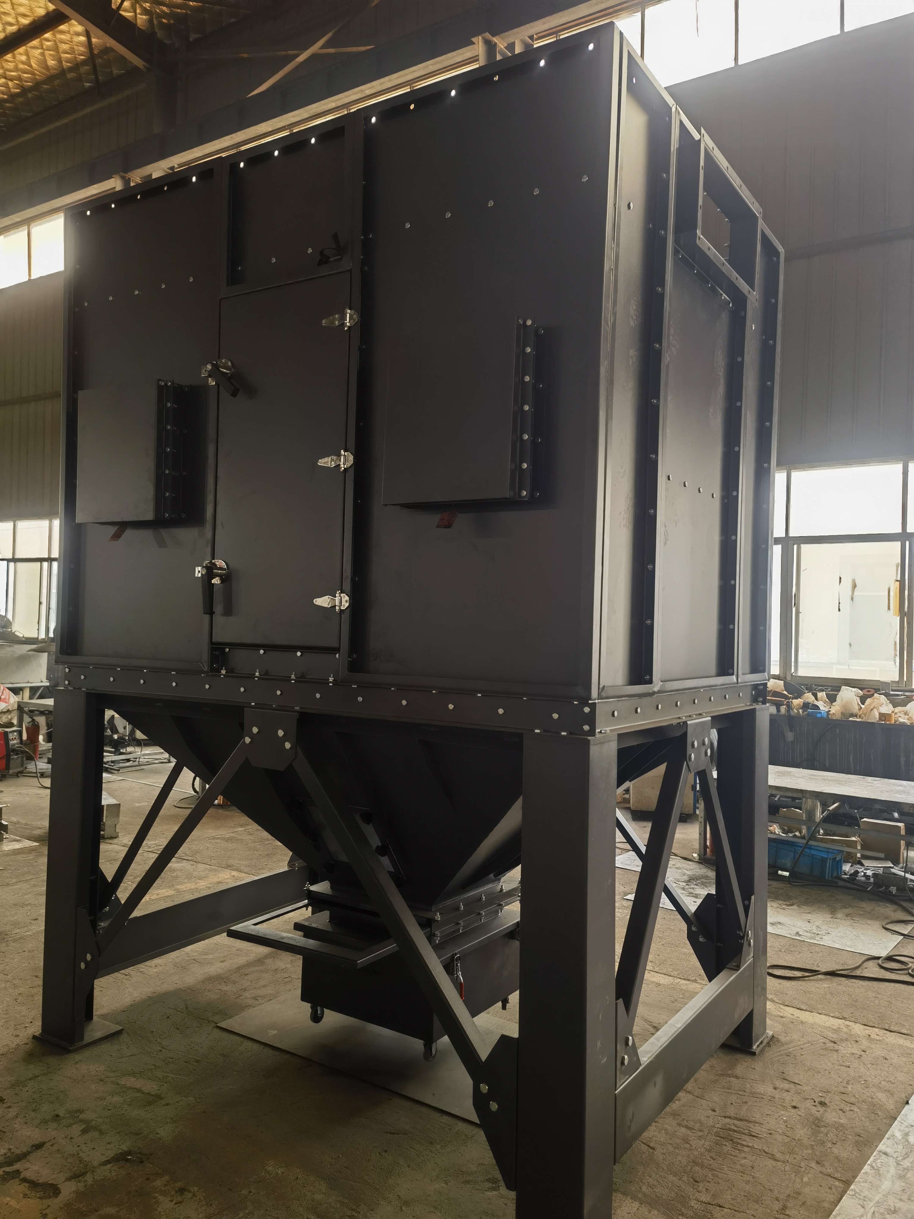 機(jī)械設(shè)備生產(chǎn)廠房里的粉塵怎么處理？